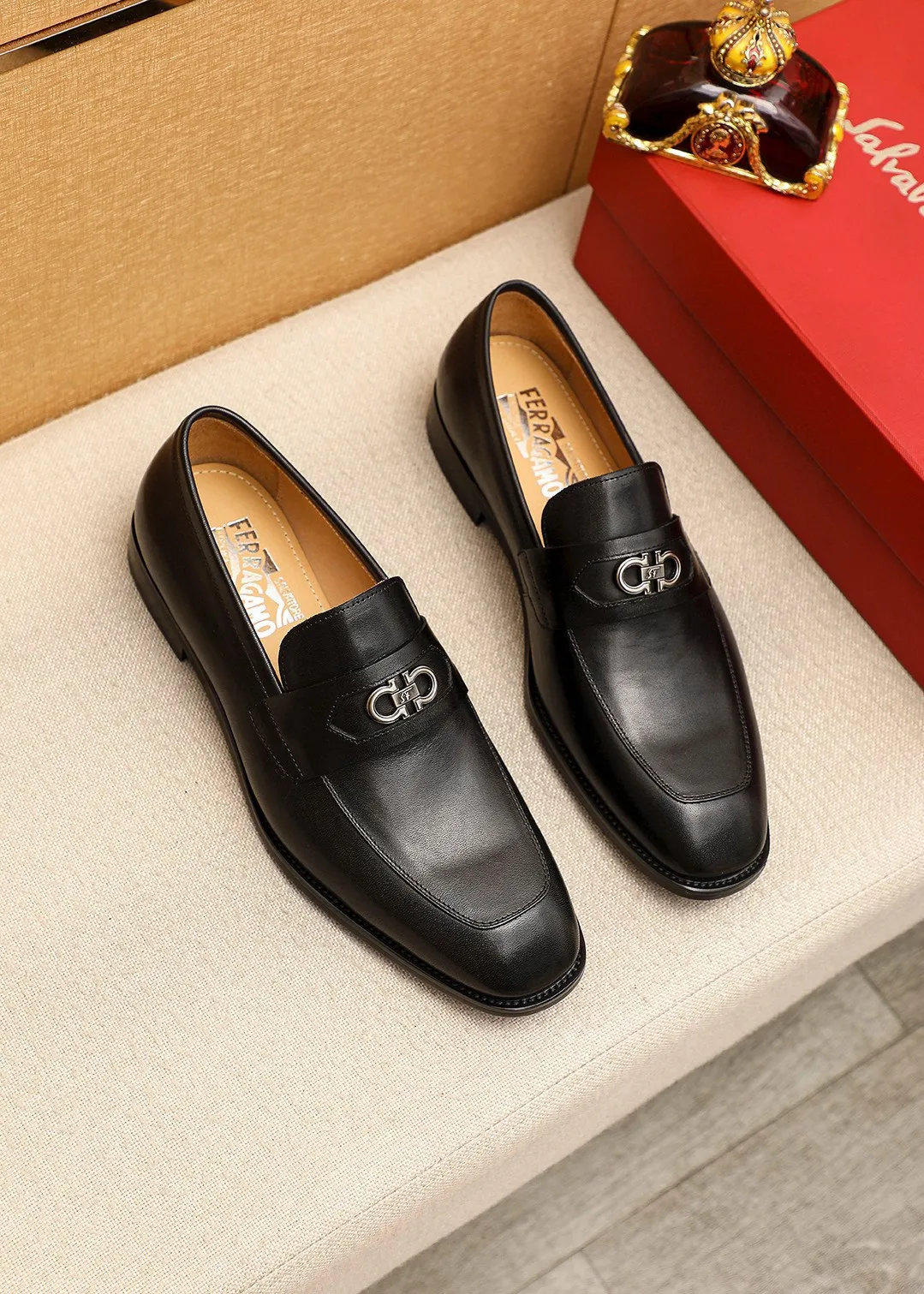 Men's shoes 💰480 💐 Product trademark: Ferragamo "Ferragamo" casual leather shoes Regular size: 38-44 (45.46🉑️customized) Product materials: Selected imported first-layer cowhide upper + luxury hardware buckle, imported water-dyed cowhide leather lining. Strong three-dimensional visual effect, original rubber outsole Color: 1⃣️color optional